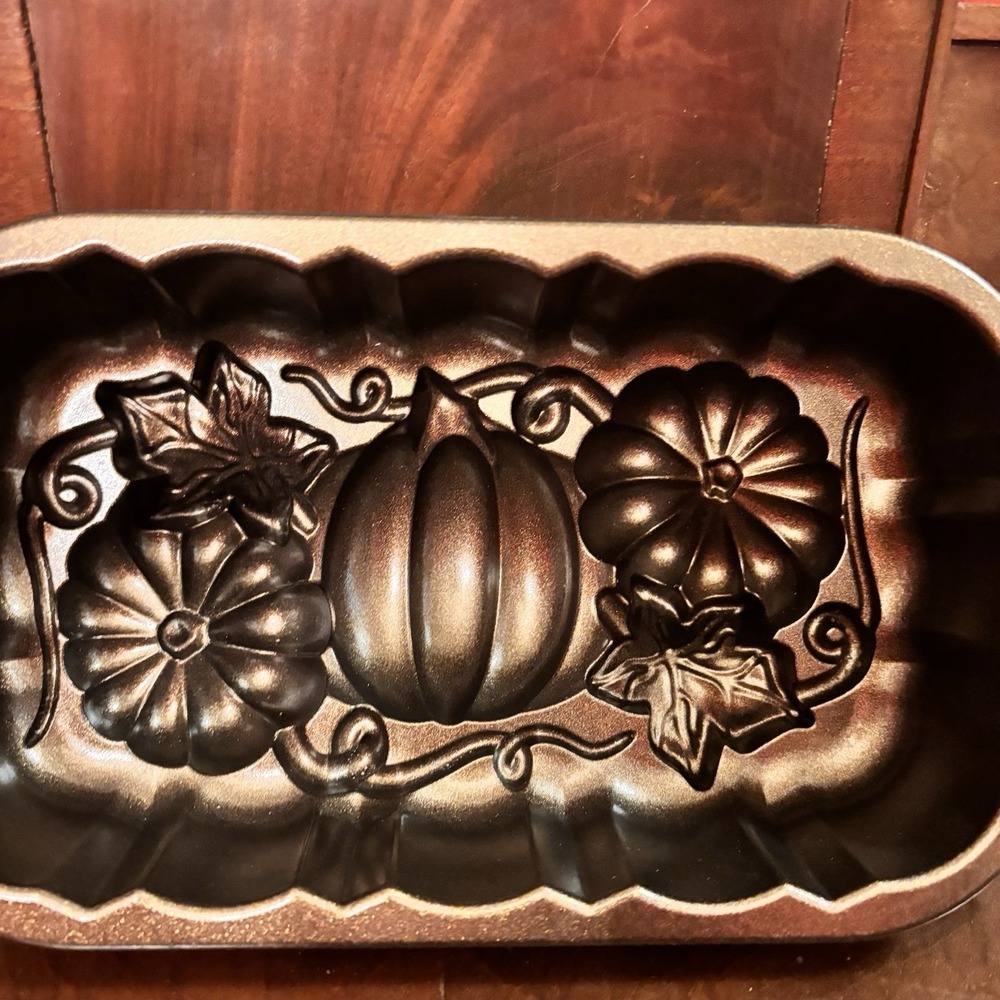 Williams Sonoma Nordic Ware Great Pumpkin Loaf Pan Autumn Botanical Cakelet Pan - Picture 5 of 8